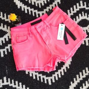 💖HOT pink denim shorts!🦄